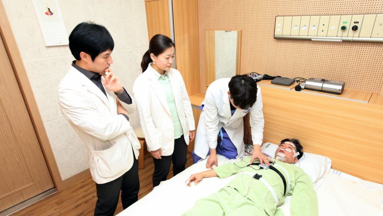 수면장애 진료를 받고 있는 모습.