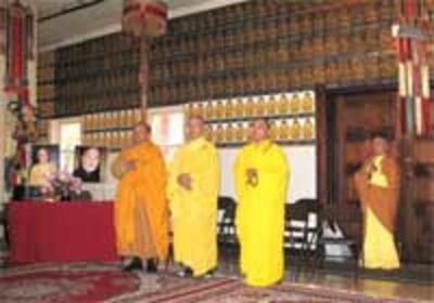 ThichHuyenQuangPrayer200.jpg
