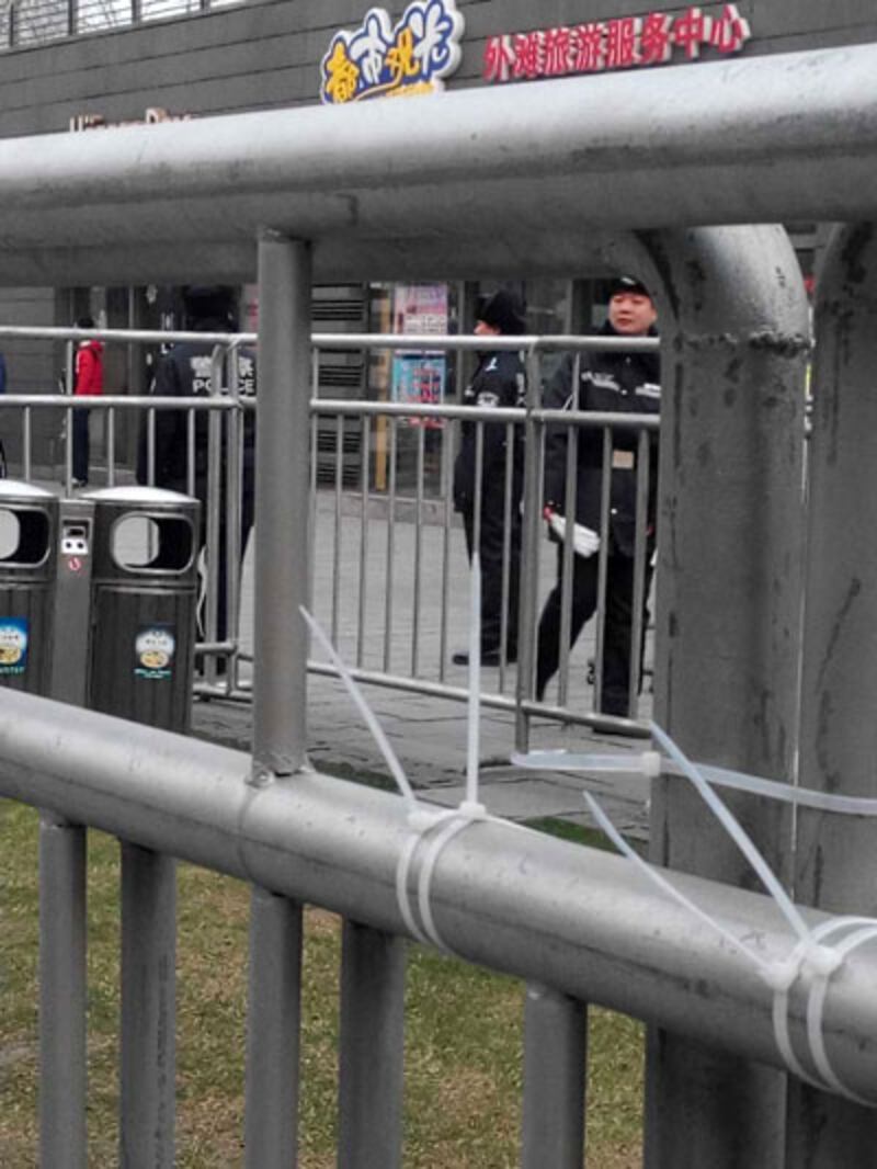 2015年1月7日，部份踩踏事件遇難者頭七的日子，上海當局在事故現場架設鐵馬實施人潮管制。（網友提供）