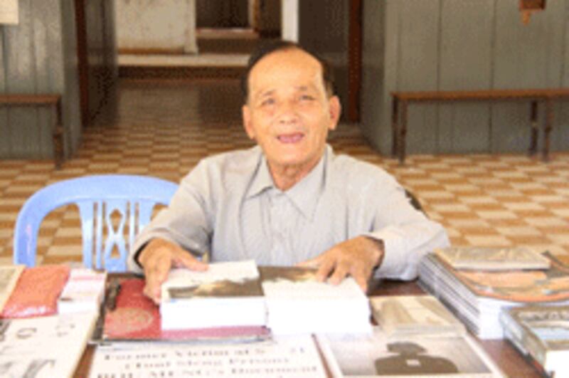 Phó chủ tịch Bou Meng trưng ra sách vở nói về tội ác của Khmer Đỏ - RFA photo 