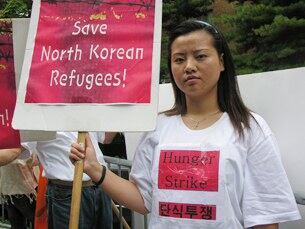 미국 워싱턴 DC의 중국대사관 앞에서 단식 투쟁을 하는 조진혜 씨.