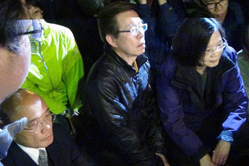 民進黨主席蘇貞昌(左一)、前行政院長謝長廷(中)、前民進黨主席蔡英文前往行政院探望示威學生。(粵語部記者鍾廣政拍攝)