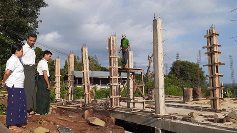 မင်းတုန်းမြို့နယ်အတွင်းက မကွေးတိုင်းအစိုးရဘဏ္ဍာငွေနဲ့ ဆောက်လုပ်နေတဲ့ အဆောက်အဦတစ်လုံးကို လွှတ်တော်ကိုယ်စားလှယ်၊ မြို့နယ်လမ်းဦးစီးအရာရှိနဲ့ မြို့နယ်အလုပ်အမှုဆောင်တို့ သွားရောက်စစ်ဆေးစဉ်