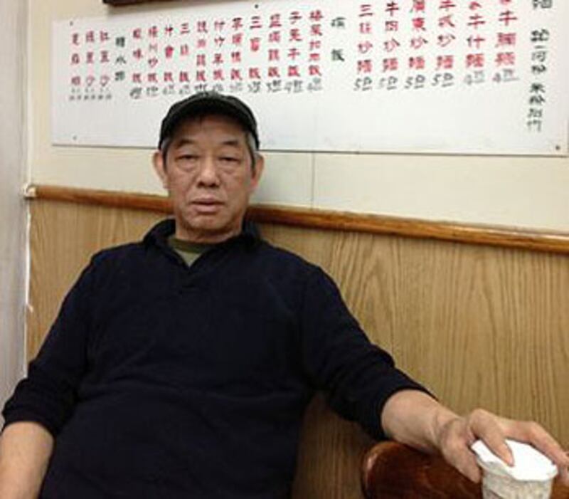 紐約華埠餐館“人人冰室”的老闆關榮濯表示,結業純粹是退休。 ( 粵語部記者潘加晴拍攝 )