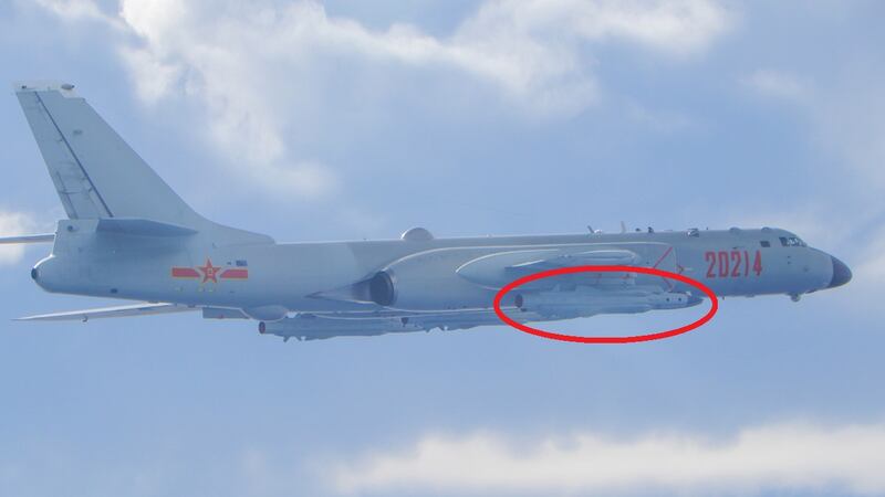 2020年9月18日,解放軍轟6型機掛載鷹擊12反艦飛彈(紅圈)闖入台灣西南方防空識別區。(台灣國防部提供)