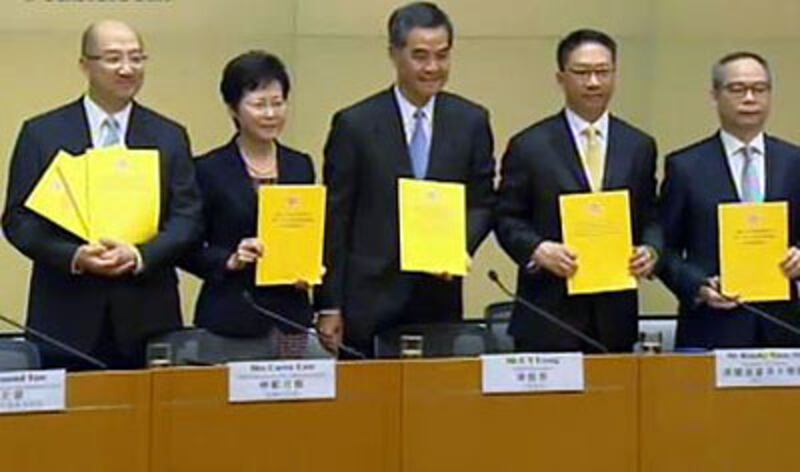 2014年7月15日,行政長官梁振英向人大常委會提交政改報告,啟動“政改五部曲”,強調有向中央反映近月民間爭取普選的活動。(政府新聞網截圖)