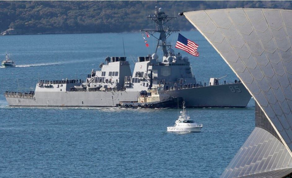 지난 2011년 7월 미 해군 구축함 맥캠벨(USS McCampbell)이 호주와의 연합 군사훈련 '탈리스만 사부르'에 앞서 호주 오페라 하우스를 지나 가든 섬 해군 기지로 항해하고 있다.