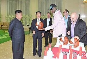 북한 김정은 국방위원회 제1위원장이 방북 중인 미국프로농구(NBA) 출신의 데니스 로드먼을 만났다고 조선중앙통신이 7일 보도했다.