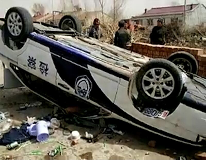 2015年4月4日，內蒙通遼市奈曼旗近千名警員，暴力驅趕村民圍堵化工園，期間發生衝突，村民掀翻警車抗議。(村民提供)