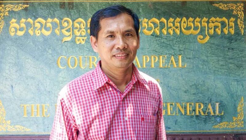 មេធាវីការពារក្ដីឱ្យអតីតបុគ្គលិកអាស៊ីសេរី លោក សំ ចំរើន ផ្ដល់បទសម្ភាសន៍ដល់អ្នកកាសែត នៅខាងក្រៅរបងសាលាឧទ្ធរណ៍ កាលពីថ្ងៃទី២១ មិថុនា ២០១៩។