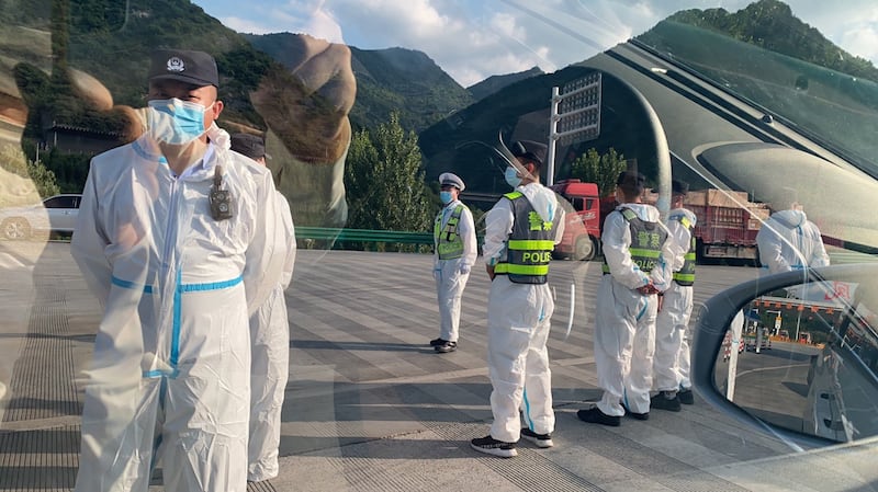 常瑋平妻子陳紫娟被堵在鳳縣的高速路口,來了很多公安和特警。(網絡圖片)
