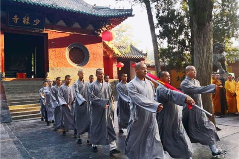 「宗教中國化」在中國所有宗教全面推行，包括要升國旗。（微博圖片）