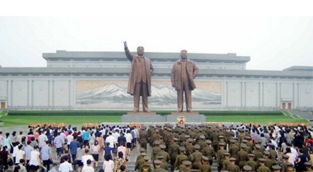 평양 만수대 김일성·김정일 부자 동상에 인민군 장병들과 각 계층 근로자들, 청소년 학생들이 헌화하고 있다.