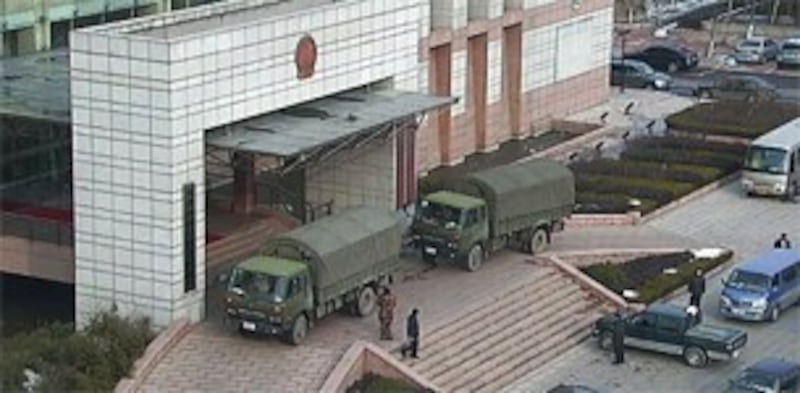 图片:山东东营市上周发生一起军警冲突事件,当地数十辆军车,包围河口区政府大楼,封堵公安局大门。(茉莉花革命网站)