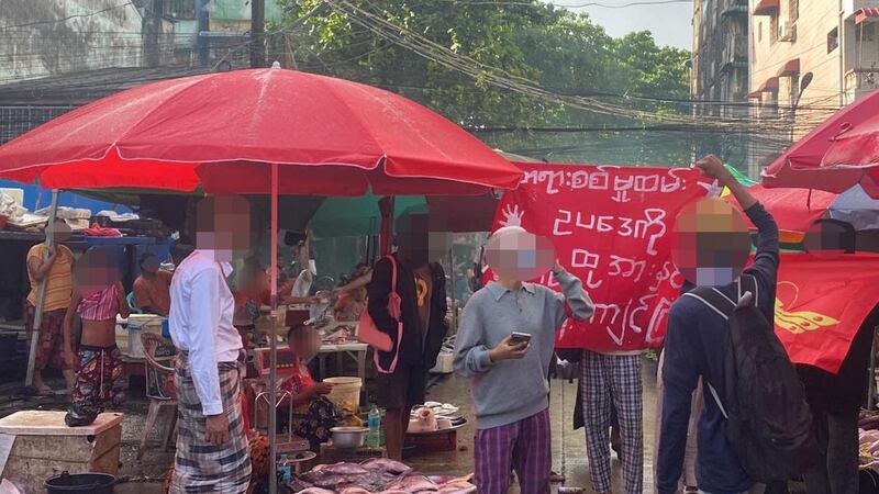 ရန်ကုန်မြို့တစ်နေရာတွင် ဆန္ဒပြနေကြသည့် လူငယ်အချို့အား ၂၀၂၄ ခုနှစ်၊ ဇွန်လ ၄ ရက်နေ့က တွေ့ရစဥ်။ (Photo: Telegram/ Kyimyindaing Networks)
