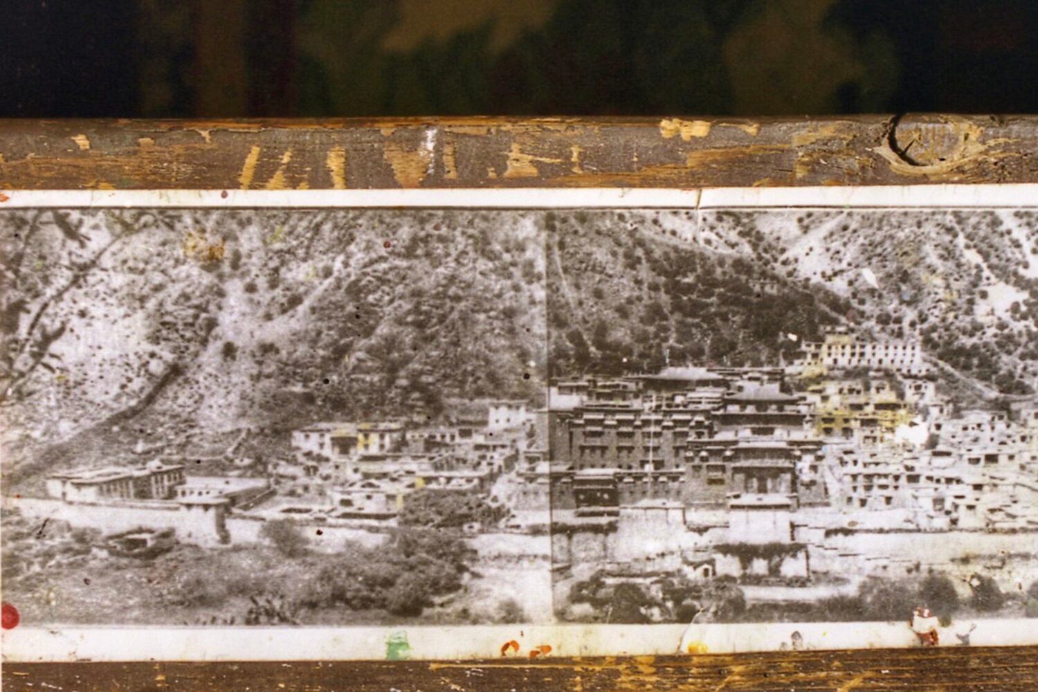 藏传佛教噶玛噶举教派祖寺楚布寺文革前的样貌(据介绍拍摄于1950年代初)。(唯色1998年翻拍)