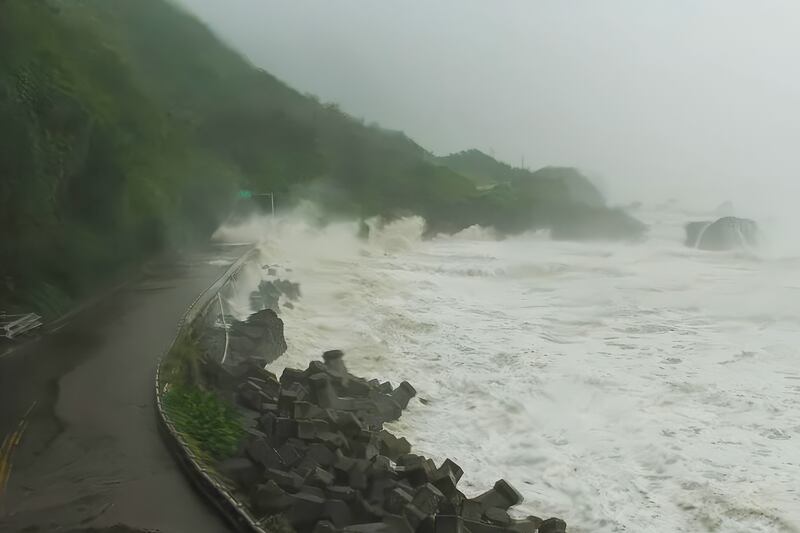 颱風牽起12公尺高巨浪不斷打上花蓮縣「人定勝天」路段。（公路局即時影像截圖）