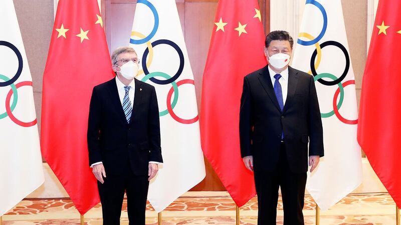 2022 年 1 月 25 日,国际奥委会主席巴赫(左)和中国国家主席习近平于在北京钓鱼台国宾馆会面。(美联社)