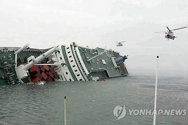 资料图片:世越号沉没的最后一刻(韩联社)