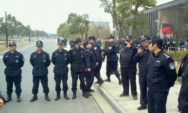 2015年2月2日，對范木根和其妻兒造成受傷的6名拆遷人員，案件開庭期間警方拉起警戒線，不許任何人靠近蘇州市虎丘區法院。（自微信）