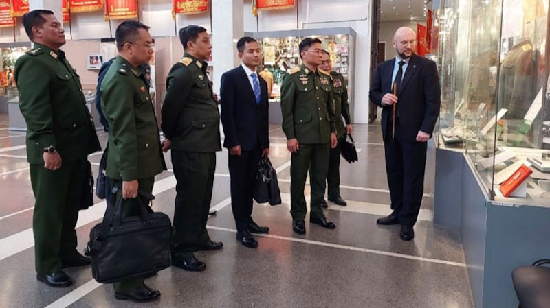 ၂၀၂၄ ခုနှစ် ဧပြီလ ၁၃ ရက်နေ့က ဒုတိယဗိုလ်ချုပ်ကြီး ကျော်စွာလင်း ဦးဆောင်သည့် စစ်ကောင်စီကိုယ်စားလှယ်အဖွဲ့အား ရုရှားနိုင်ငံ မော်စကိုမြို့ရှိ ဗဟိုစစ်သမိုင်းပြတိုက်မှာ တွေ့ရစဉ်။ (Photo : Myanmar Military)