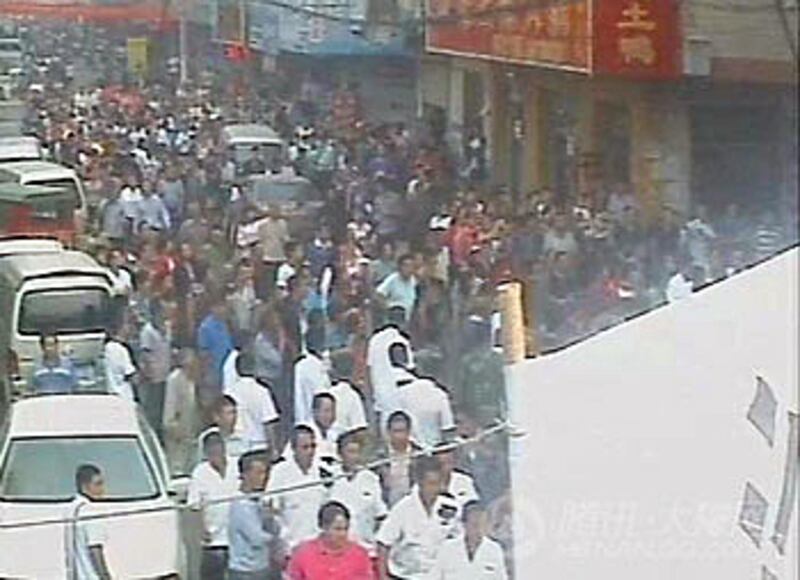 9月19日，鄭州金水區沙門村遭大批拆遷人員入村拆遷，數百村民在拉著橫幅的村口示威。(照片由現場人士提供)