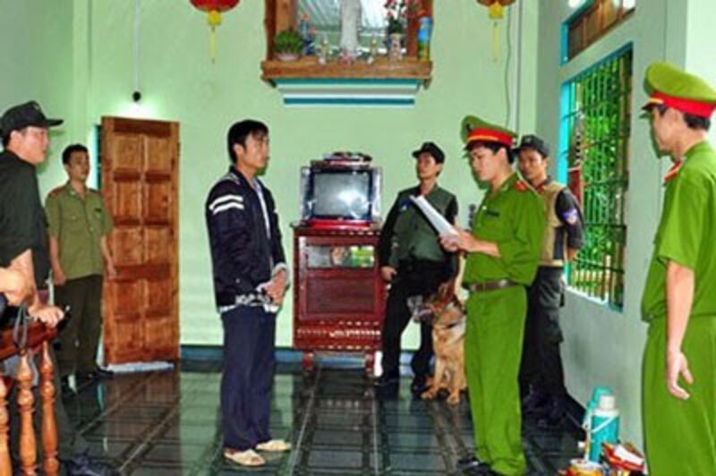 Công an bao vây khu du lịch sinh thái Đá Bia hôm 05.02.2012 và bắt giữ nhiều người trong vụ "Hội đồng công luật công án Bia sơn" 