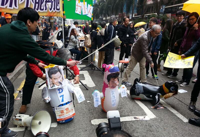 2015年2月1日，有市民在吹氣公仔上貼上特首梁振英及政務司司長林鄭月娥的肖像，讓遊人士鞭打洩忿。(林靜攝)