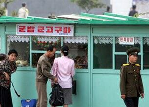 평양 고려호텔 앞의 군밤,군고구마 판매대.