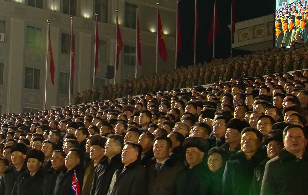 열병식을 보기 위해 평양 김일성 광장에 모인 관중들이 모두 마스크를 쓰지 않고 있다.
