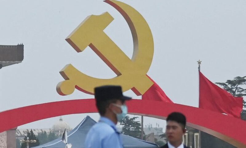2021年6月30日,在北京天安门广场可见中共的标志。(法新社)