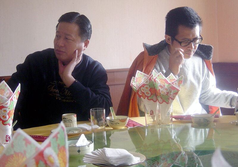 资料图片: 2006年1月6日,中国人权律师高智晟(左)与广州维权人士郭飞雄在北京。 (法新社)