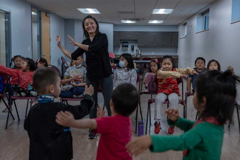 Children learn traditional Tibetan dance at the Tibetan language school in Vienna Community Center in northern Virginia, Sunday, May 7, 2023. Credit: Gemunu Amarasinghe/RFA