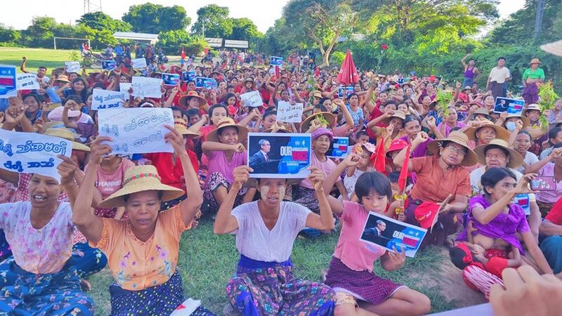 ကုလသမဂ္ဂဆိုင်ရာ မြန်မာကိုယ်စားလှယ်အဖြစ် သံအမတ်ကြီး ဦးကျော်မိုးထွန်းကို ဆက်ထားရှိပေးဖို့ စစ်ကိုင်းတိုင်း ချောင်းဦးမြို့နယ် လူငယ်အင်အားစု သပိတ်ကော်မတီမှဦးဆောင်ပြီး ၂၀၂၃ ခုနှစ် စက်တင်ဘာလ ၂၄ ရက်နေ့က ဆန္ဒပြတောင်းဆိုခဲ့ကြစဉ်။ (ဓာတ်ပုံ - ချောင်းဦးမြို့နယ်လူငယ်အင်အားစု သပိတ်ကော်မတီ)