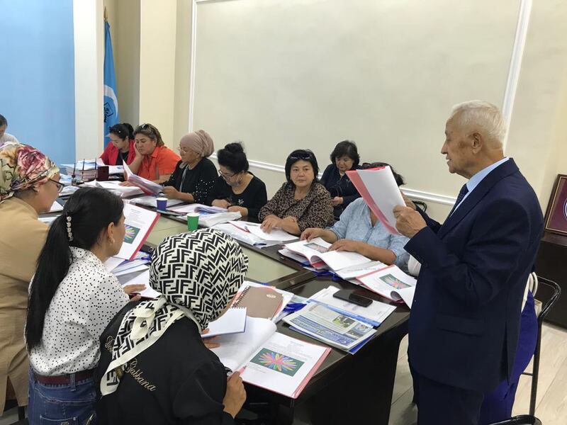 ئۇيغۇر ئاكادېمىيەسى مۇئاۋىن رەئىسى ئەكبەرجان باۋۇدۇنوف ئۇيغۇر تىلى دەرس پىلانلىرىنى مۇلاھىزە قىلىۋاتىدۇ، 2023-يىلى 23-سېنتەبىر، بىشكەك