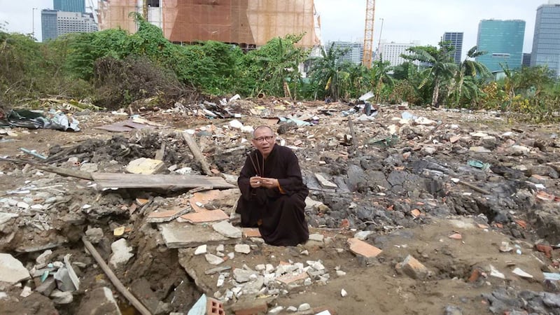 Hoà thượng Thích Không Tánh trên đất chùa Liên Trì ở Sài Gòn sau khi bị phá huỷ