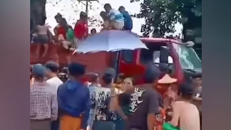 စစ်တွေမြို့နယ် ဗျိုင်းဖြူရွာမှ ဒေသခံများအား ၂၀၂၄ ခုနှစ် မေလ ၃၁ ရက်နေ့က တွေ့ရစဉ်။ (Citizen Photo)