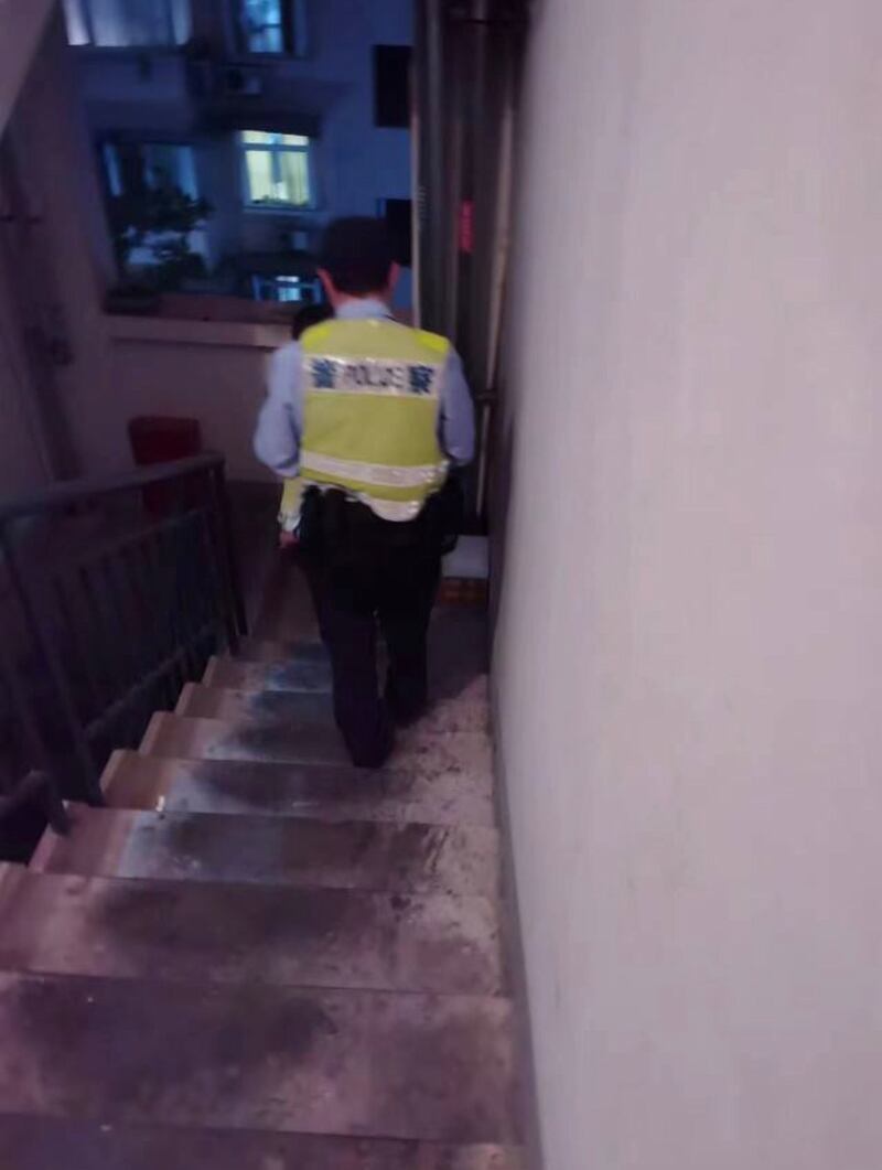 雷晶的家人拍下的上门警察照片（雷晶提供）