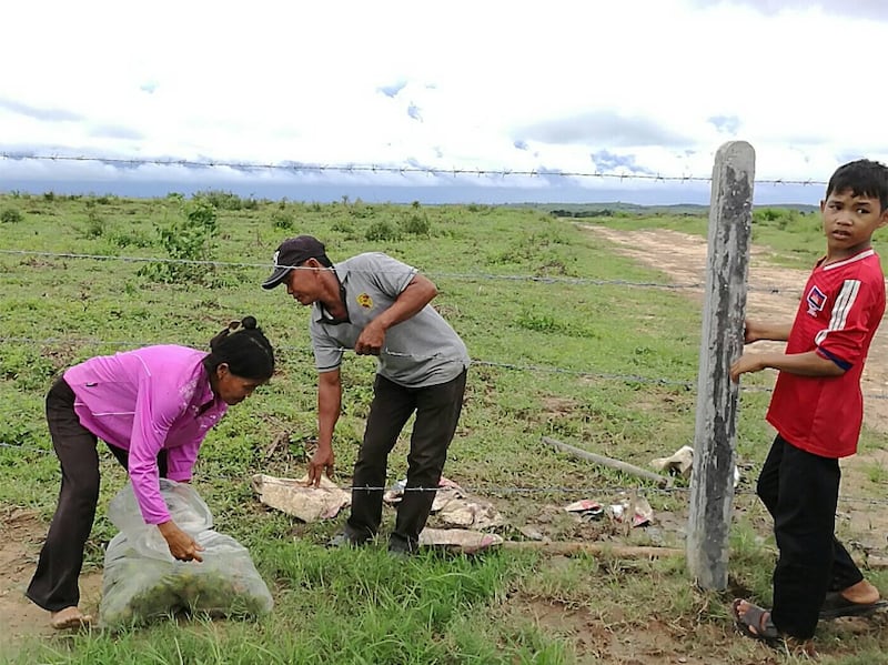 ៦-កក្កដា-២០១៦៖ ទីតាំង​ដែល​អ្នក​ភូមិ​ត្រពាំងកណ្ដោល ឃុំ​ជីខលើ ស្រុក​ស្រែអំបិល ខេត្ត​កោះកុង ថា​ក្រុមហ៊ុន​ស្ករ​អំពៅ​បាន​បិទ​របង​បន្លា​លួស​មិន​ឲ្យ​ចេញ​ចូល។ RFA/Den Ayuthyea
