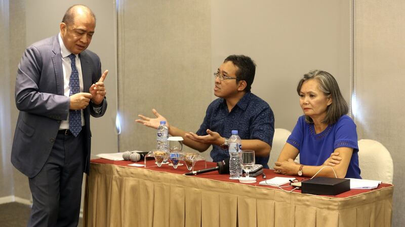 Cambodia's ambassador to Indonesia Hor Nambora (L) interrupts a press conference held by Mu Sochua (R), deputy president of the Cambodia National Rescue Party in Jakarta, Indonesia, Nov. 6, 2019. Credit: AP Photo