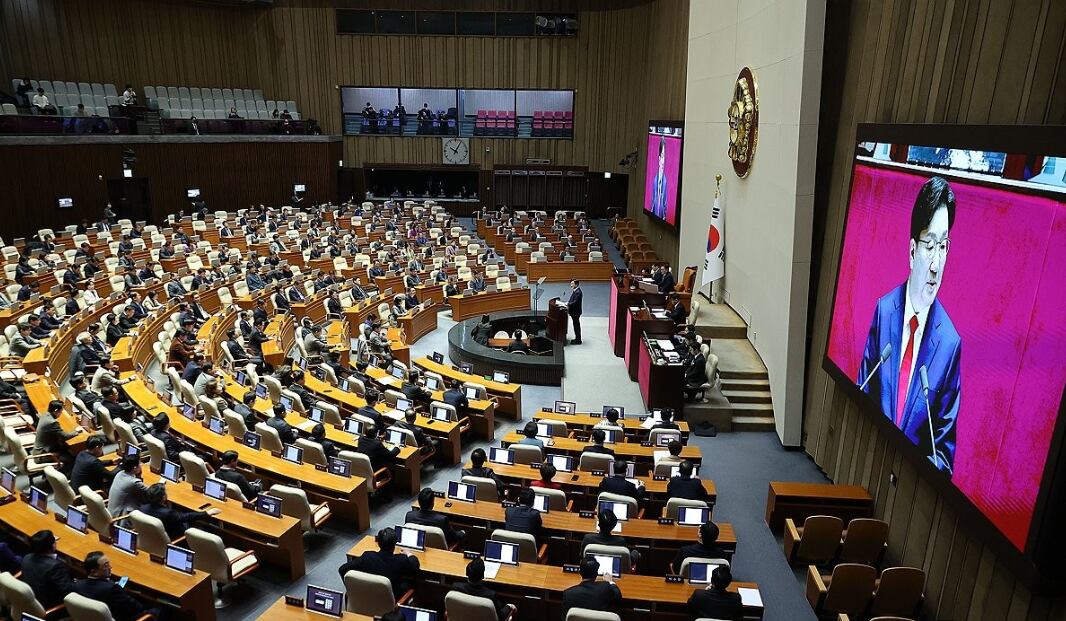 국민의힘 권성동 원내대표가 11일 서울 여의도 국회에서 열린 본회의에서 교섭단체 대표 연설을 하고 있다.