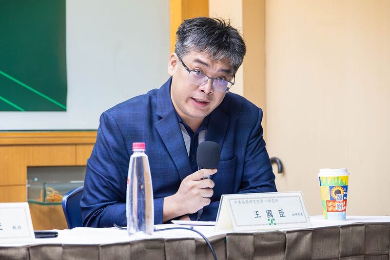 中华经济研究院第一研究所助研究员王国臣示警,中国明年面临滞胀压力。(民进党中国事务部提供)