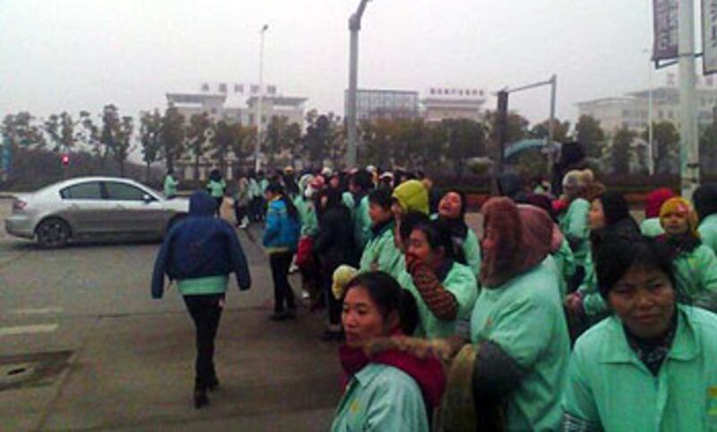 1月16日,江西豐城金昇宏電子公司近千工人,不滿工資太低連續兩日罷工。罷工期間,工人一度走上鄰近國道,堵路抗議。(照片由工人提供)