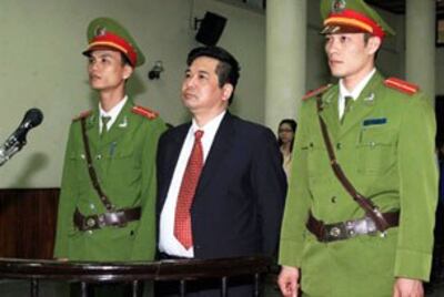 TS luật Cù Huy Hà Vũ tại phiên tòa ở Hà Nội hôm 4-4-2011. AFP