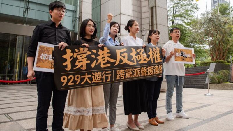 时代力量党、社会民主党多名台北市议员和参选人，18号聚集在香港经济贸易文化办事处前呼吁参加“撑港．反极权-929台港大游行”。（陈雨凡阵营提供）