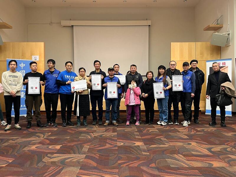 老中青三代参与放映会,主办人余厚强很欣慰影片能对年轻一代有所启发。(中国民主党加拿大分部提供)
