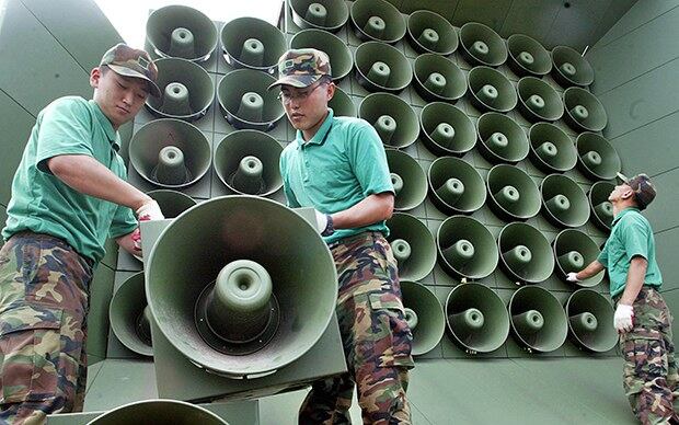 지난 2004년 한국군 병사들이 비무장지대 내 대북 확성기를 철거하고 있다.