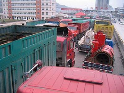 图片：数以千计的大型运煤车停滞在路上（志愿者）