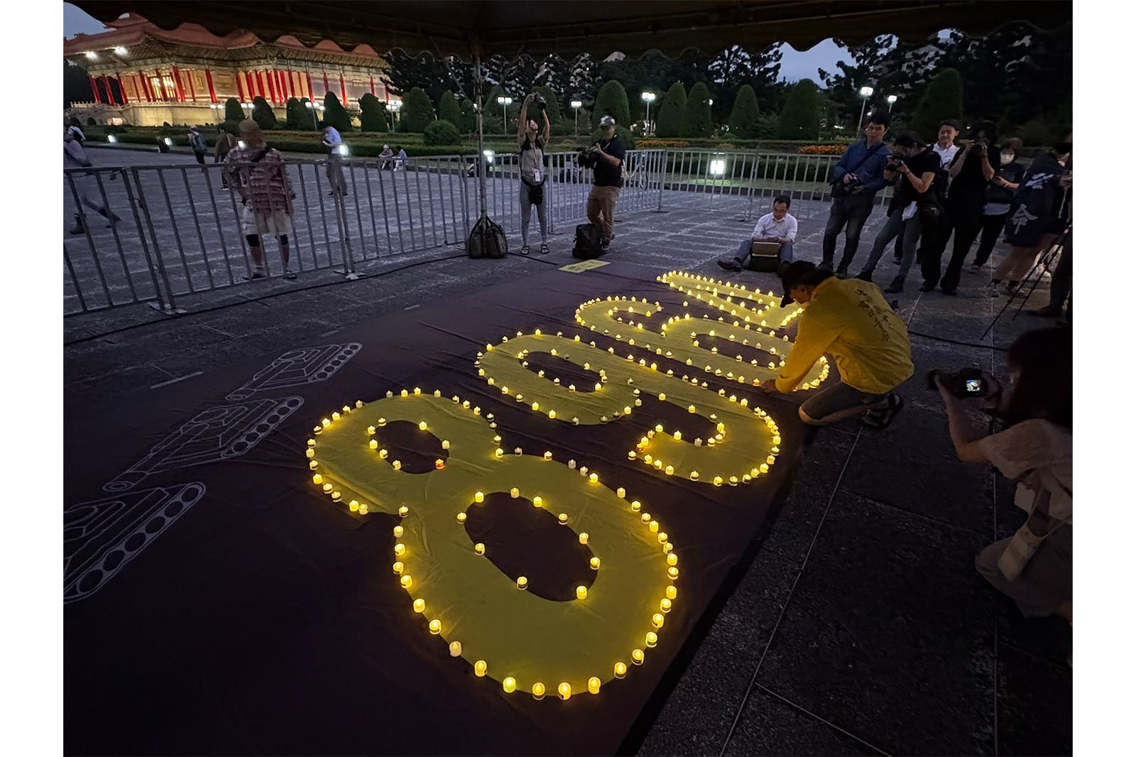 台湾的六四悼念活动在炸弹恐吓之下仍然有逾300人出席。