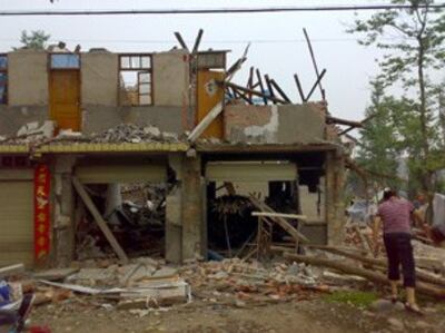 图片：震后的安县到处是损毁的房屋（记者林迪）